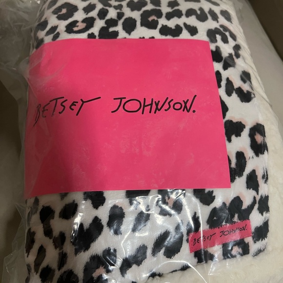 Betsey Johnson Leopard Throw Blanket - Picture 2 of 3